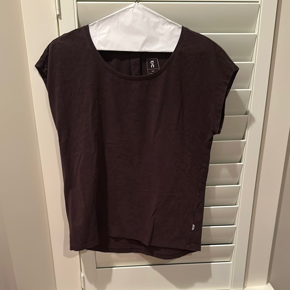 OnCloud Running Women's Brown Top sz Large. Great Condition. Soft, Comfort style